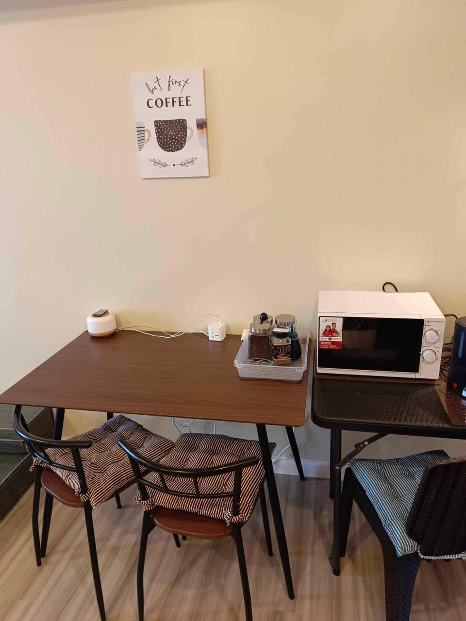 Dining area, microwave, oven