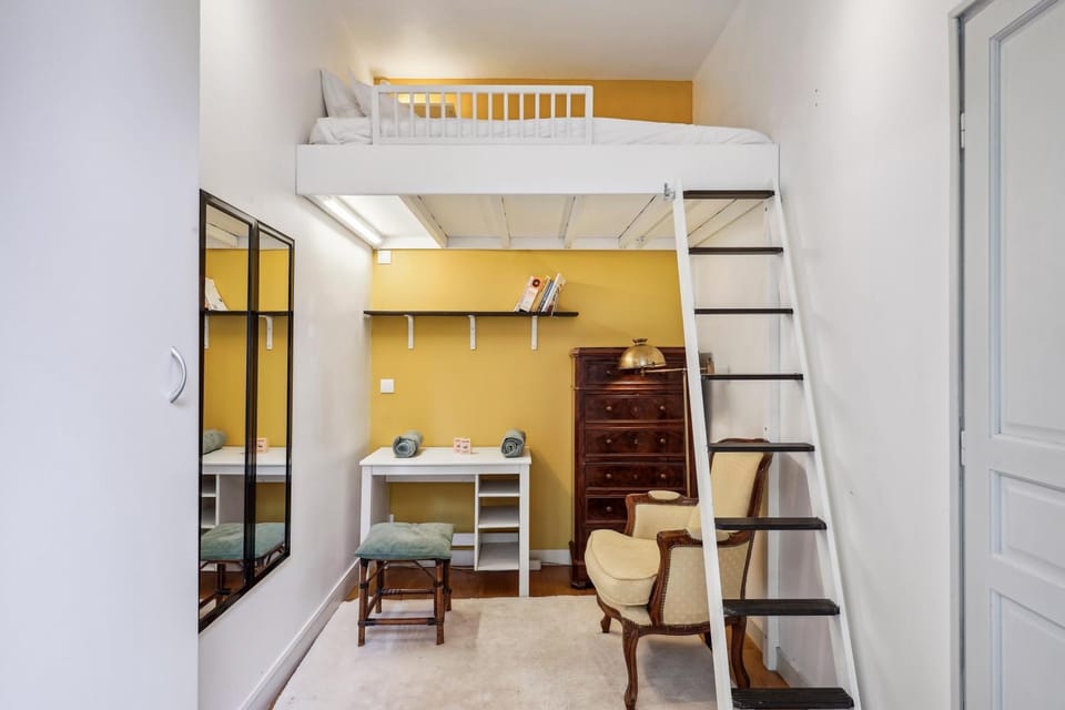 Bed, Photo of the whole room, Seating area, Bedroom