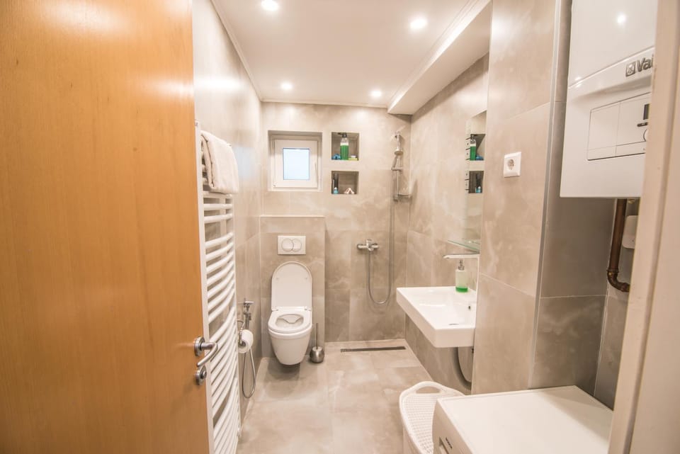 Shower, Toilet