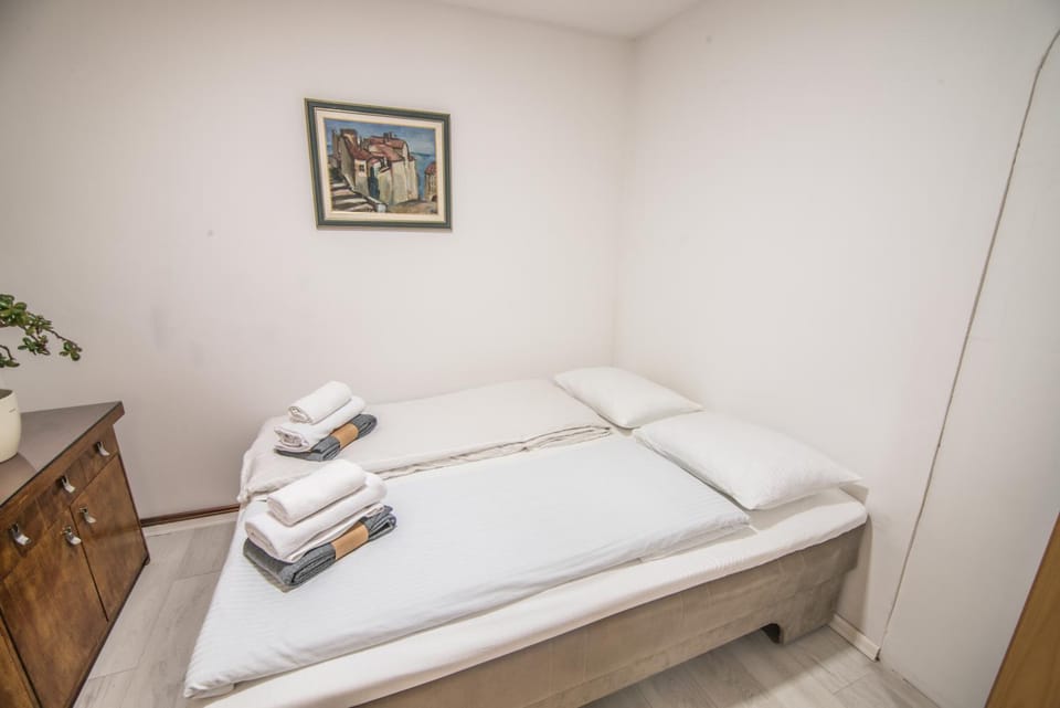 Bed, Bedroom, towels