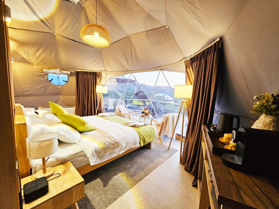 Bed, Photo of the whole room, Mountain view
