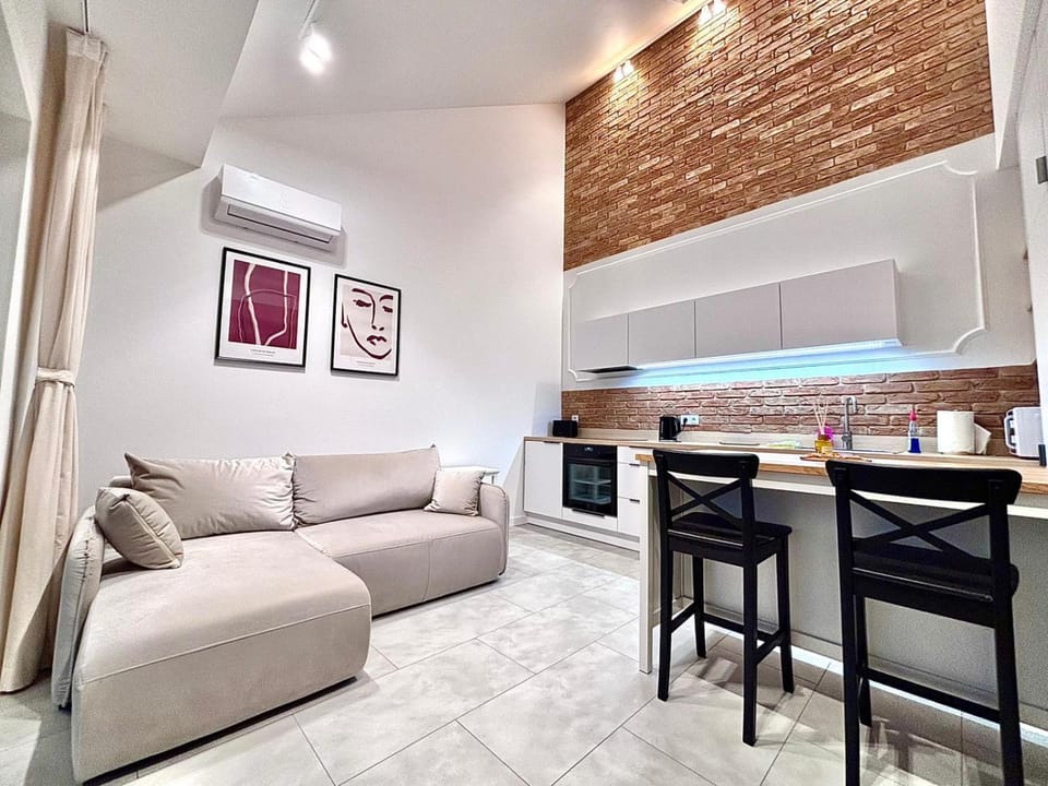 Kitchen or kitchenette, Seating area, stove