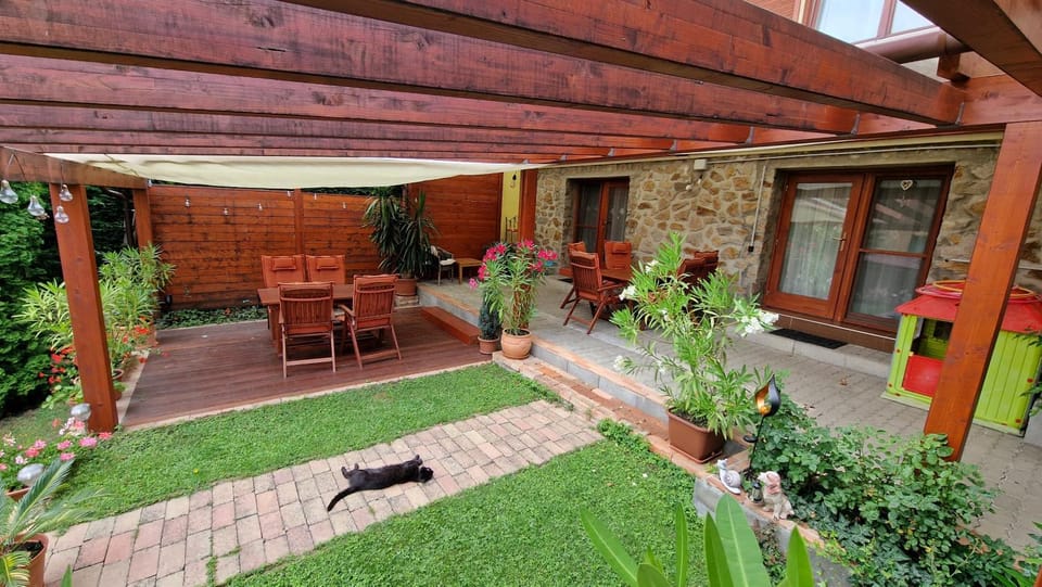 Virág Apartmanház Apartment in Hungary