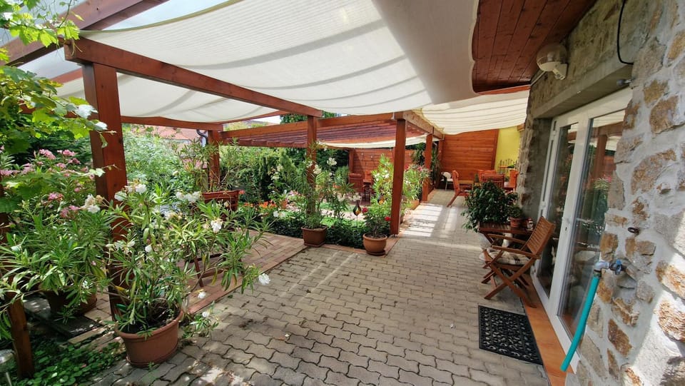 Virág Apartmanház Apartment in Hungary