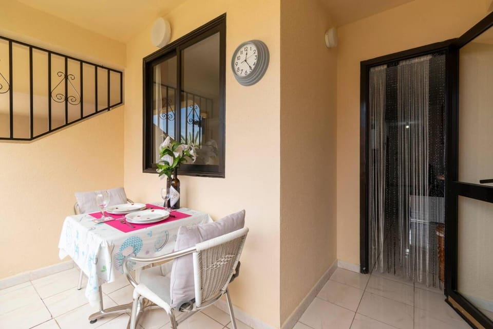 Excellent Apartment Castle Harbour Apartment in Los Cristianos
