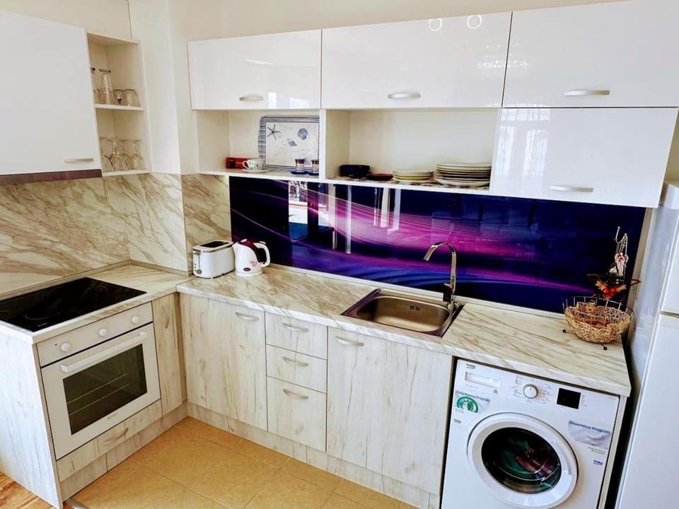 Kitchen or kitchenette, oven, stove, washing machine