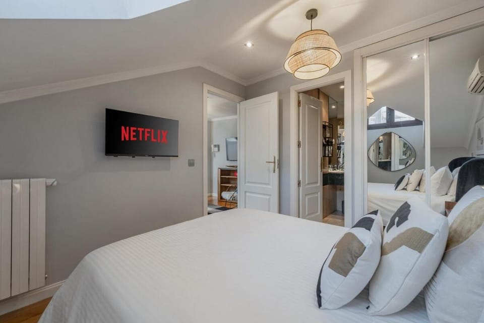 3 min walk - Puerta del Sol - AC Every Room - Desk Apartment in Centro