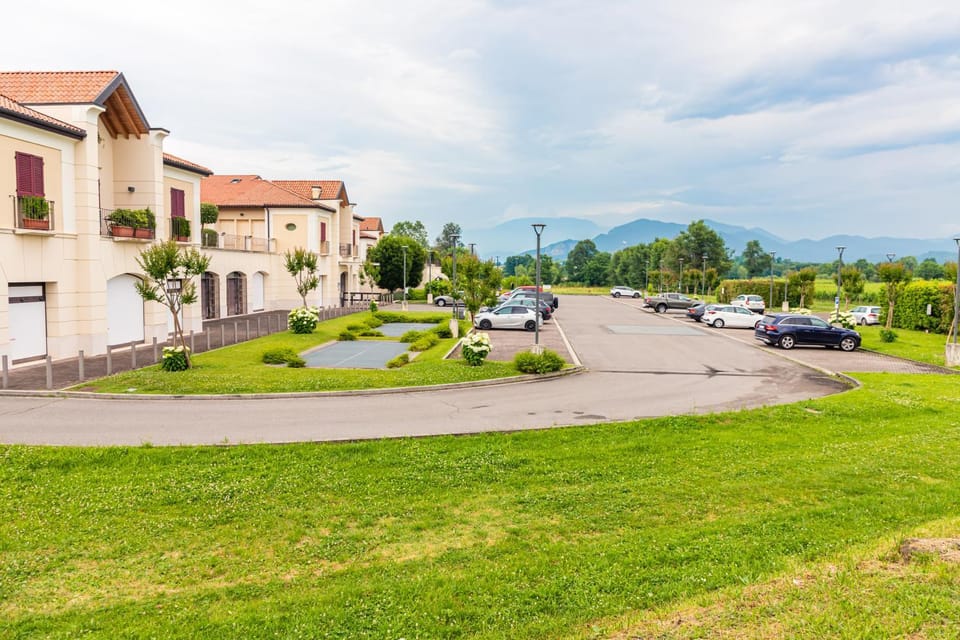 Property building, Spring, Neighbourhood, Garden view, Mountain view, Location, Parking