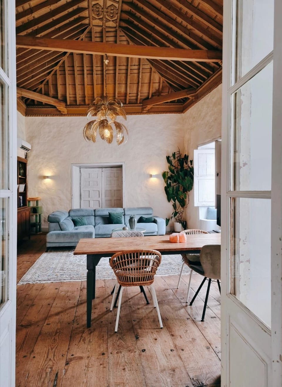 Restaurant/places to eat, Living room, Dining area, Food
