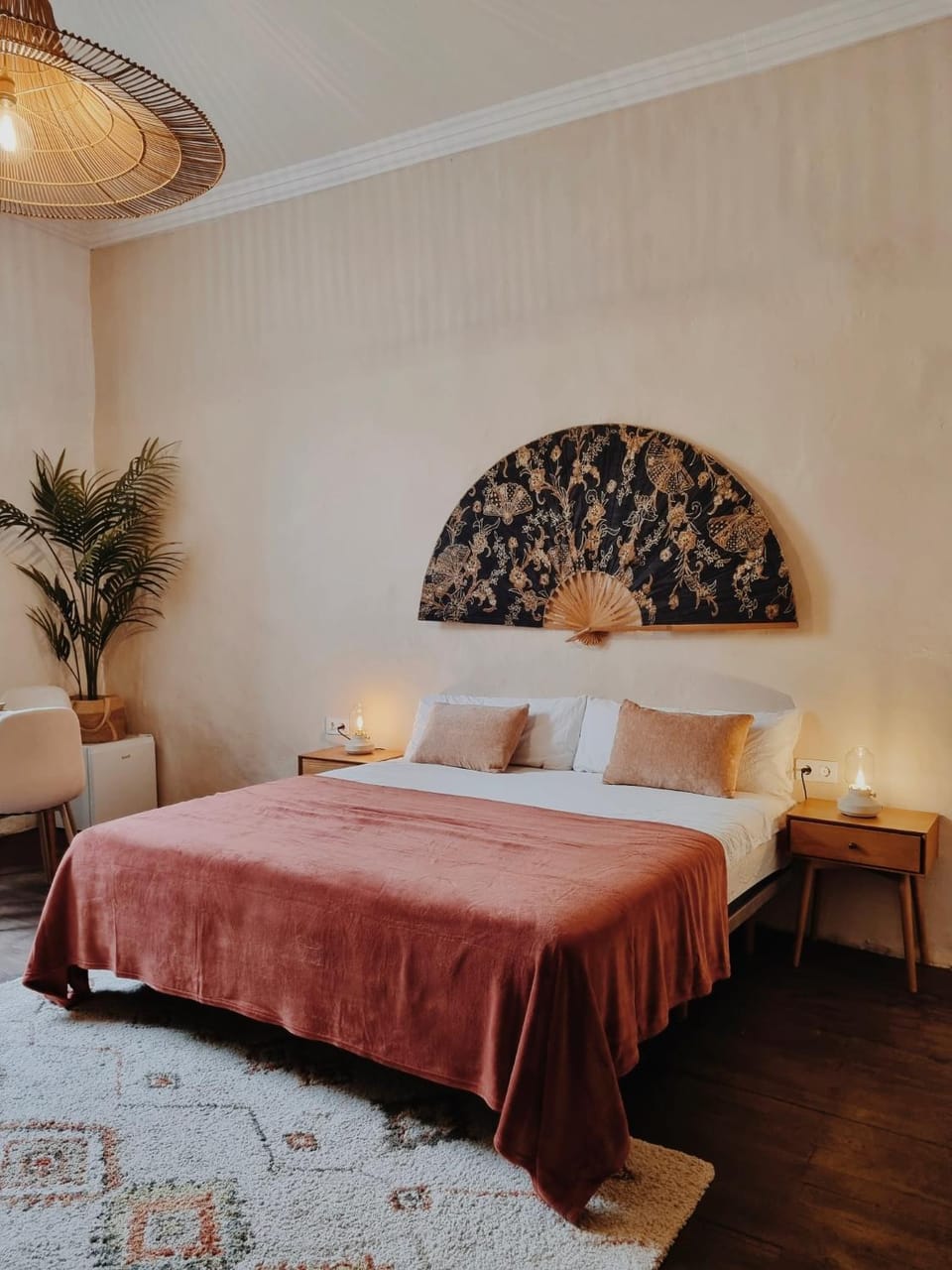 Bed, Bedroom, minibar