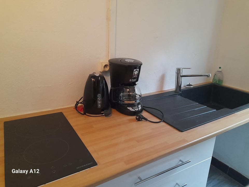 Coffee/tea facilities, Kitchen or kitchenette, stove