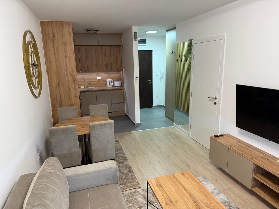 Communal lounge/ TV room, TV and multimedia, Kitchen or kitchenette, Living room, Seating area, Dining area