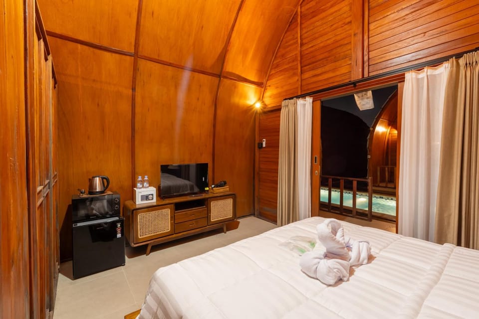 villa lumbung by adis villa, Cozy Wooden Stay, Shared pool Villa in Sukawati