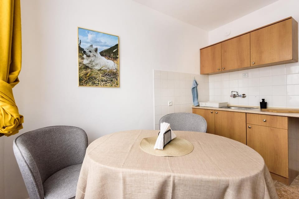 Kitchen or kitchenette, Dining area