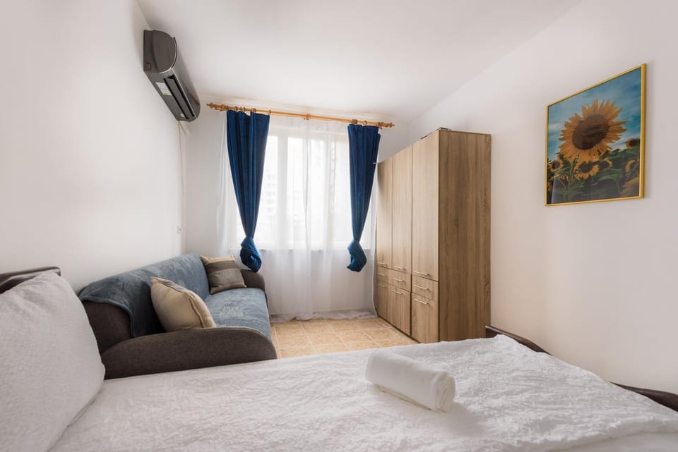 Bed, Living room, Photo of the whole room, Seating area, Bedroom, wardrobe