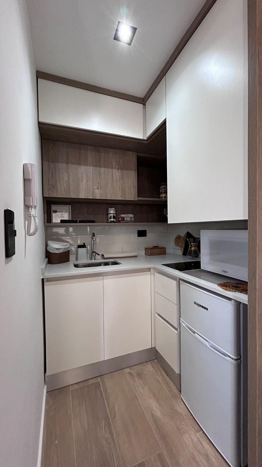 Kitchen or kitchenette, minibar, stove