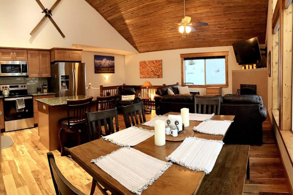 Communal lounge/ TV room, TV and multimedia, Kitchen or kitchenette, Living room, Food and drinks, Seating area, Dining area, Evening entertainment, Food, oven, stove