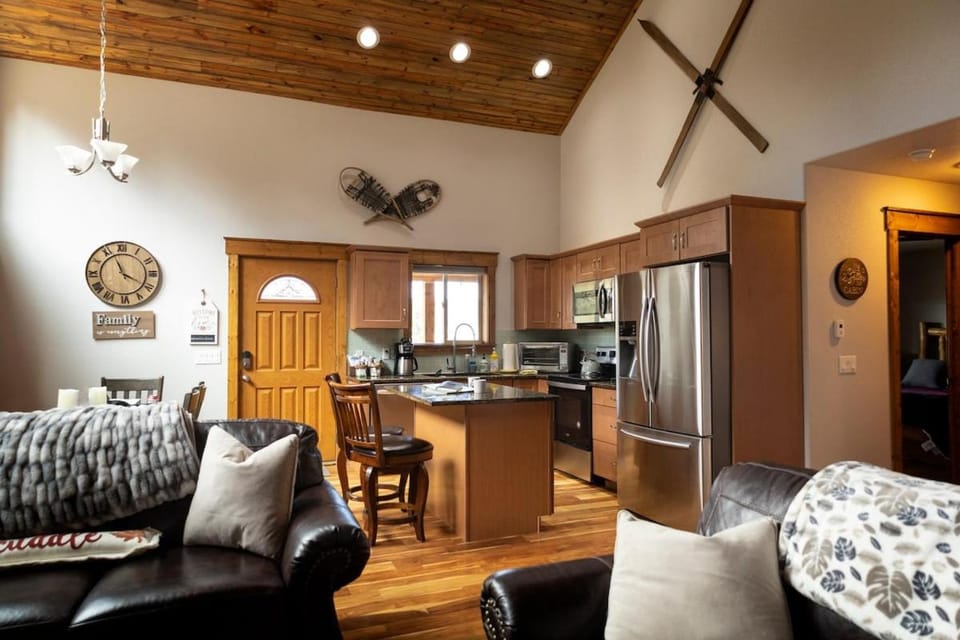 Kitchen or kitchenette, Living room, Food and drinks, Seating area, Dining area, oven
