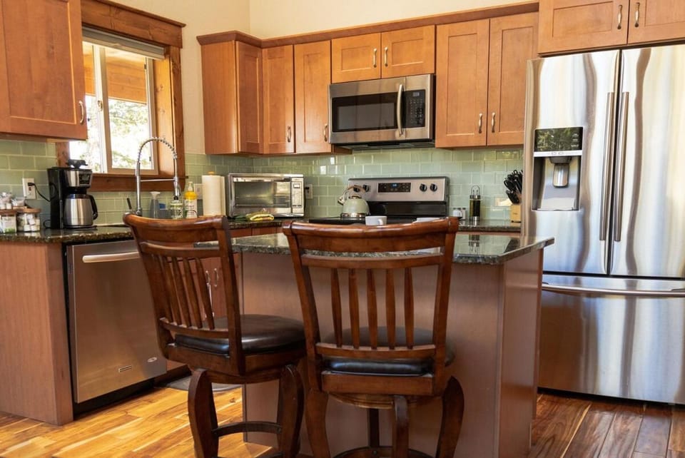 Coffee/tea facilities, Kitchen or kitchenette, Dining area, dishwasher, oven, stove, toaster