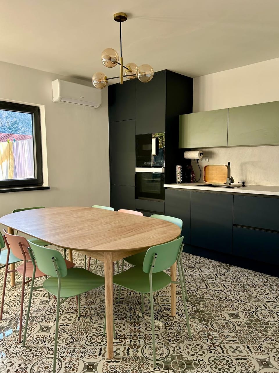Kitchen or kitchenette, Dining area