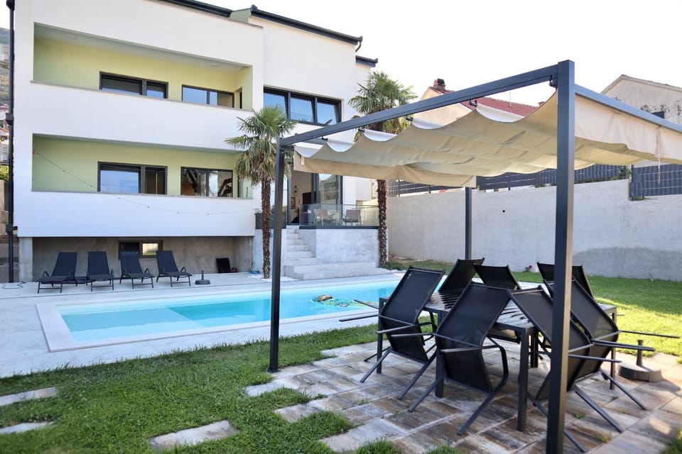 Property building, Day, Pool view, Swimming pool, sunbed