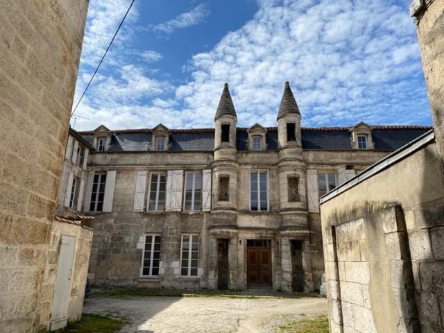 Entre fleuve et ville, charmante petite maison 18e Apartment in Angoulême