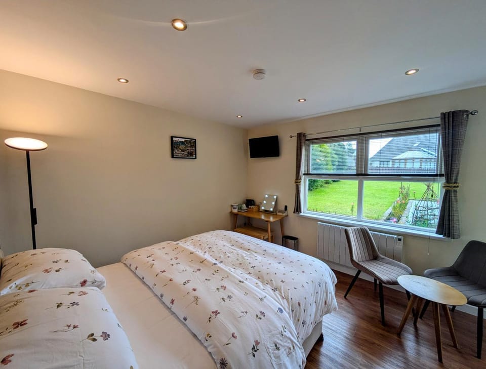 TV and multimedia, Bedroom, Garden view