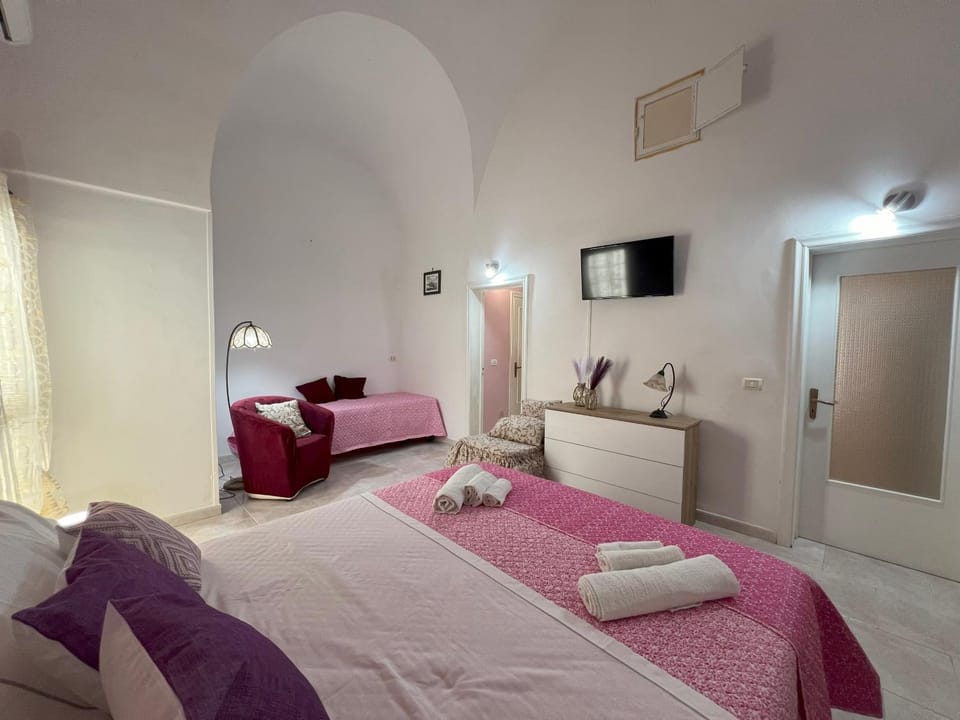 Bed, TV and multimedia, Photo of the whole room, Bedroom, towels, wardrobe, air conditioner