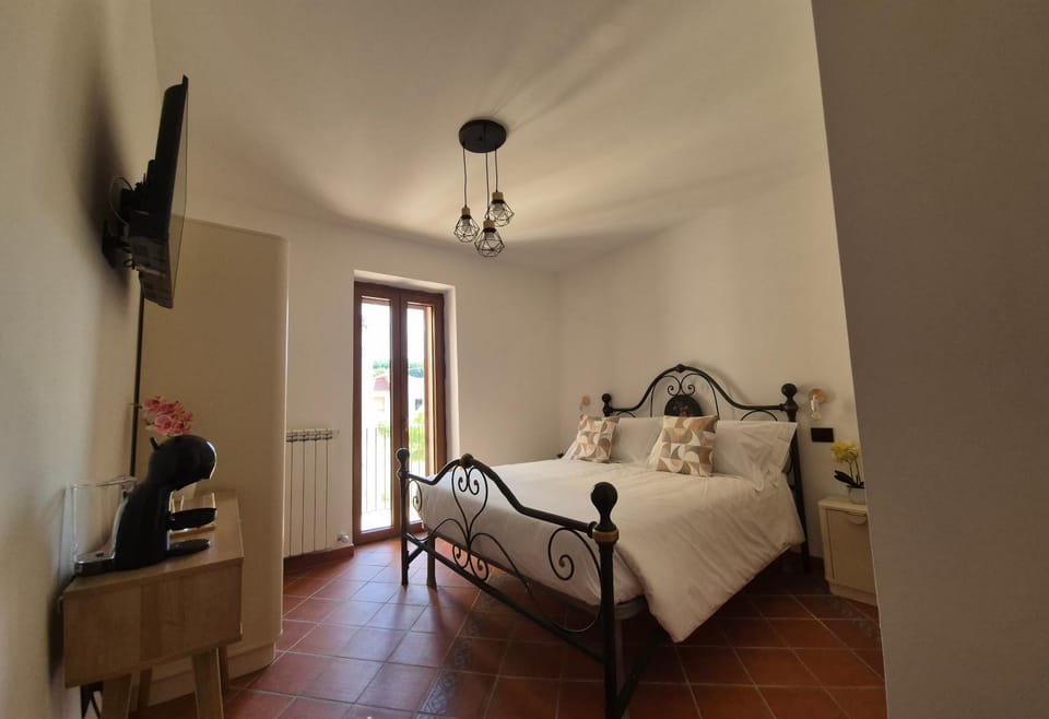 Bed, TV and multimedia, Photo of the whole room, Bedroom