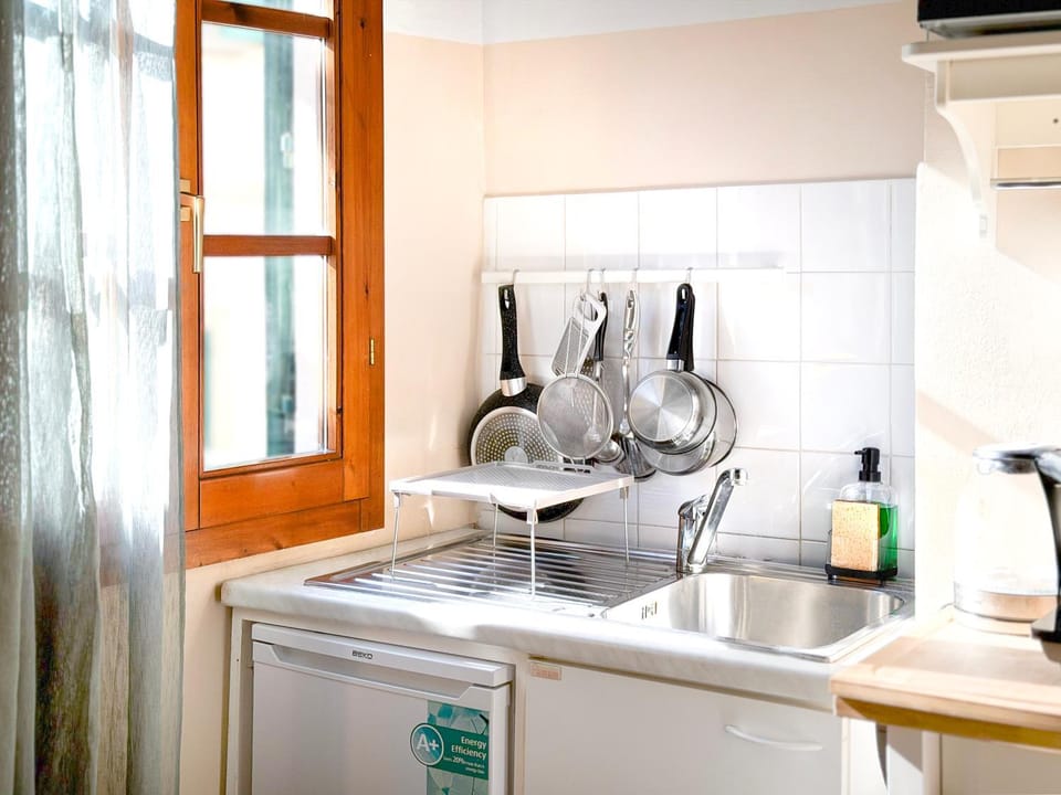 Kitchen or kitchenette, minibar, stove