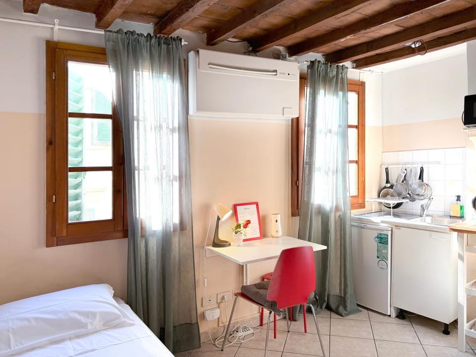 Bed, Kitchen or kitchenette, Photo of the whole room, Dining area, Bedroom, air conditioner