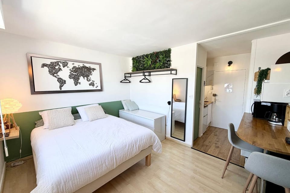 Bright City Sanctuary Walkable to Harbor & Beaches Apartment in Concarneau