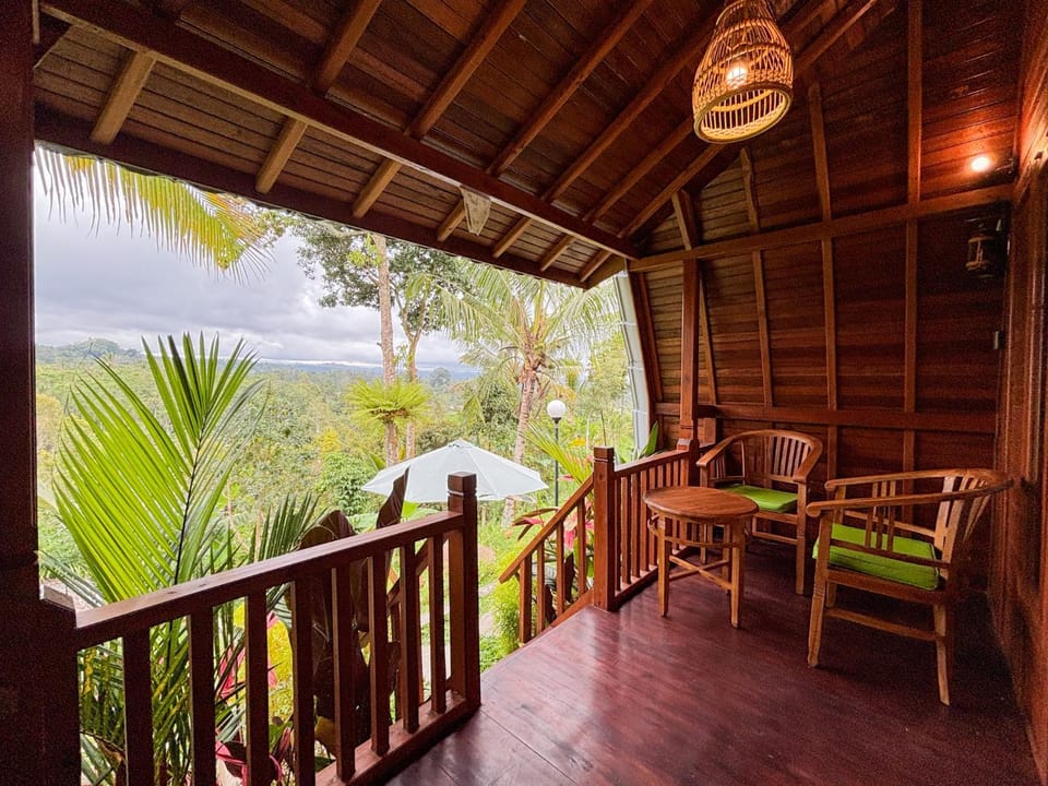 Patio, Day, Natural landscape, Garden, View (from property/room), Balcony/Terrace, Seating area, Garden view, Lake view