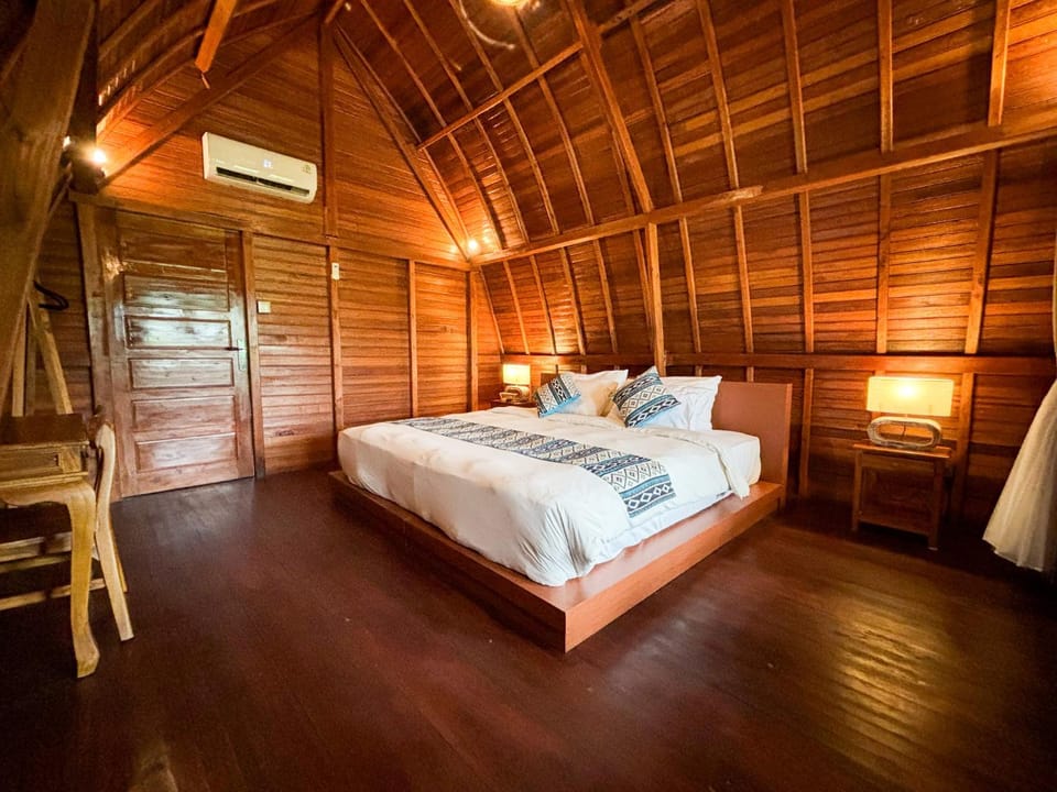 Bed, Photo of the whole room, Bedroom, towels, wardrobe, air conditioner