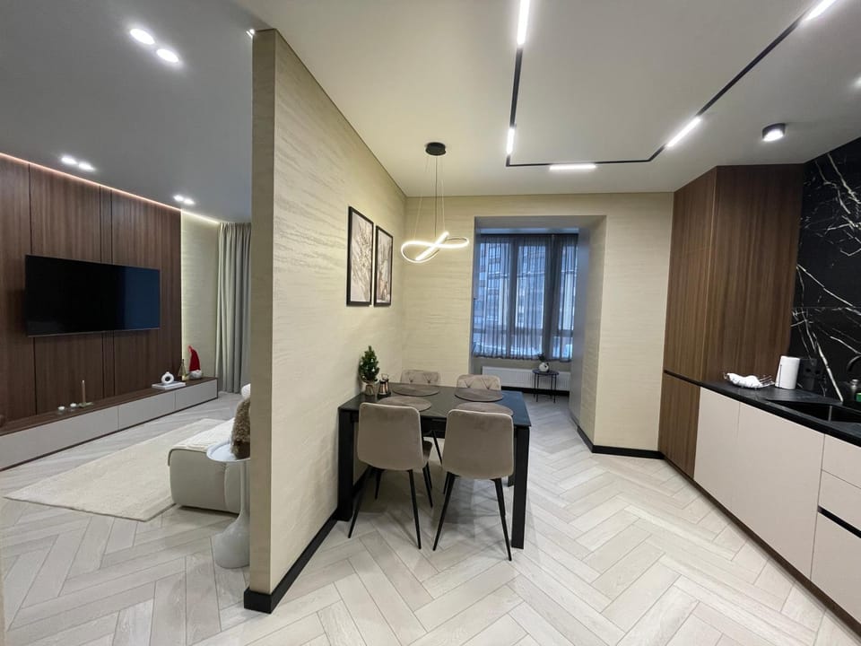 Kitchen or kitchenette, Dining area