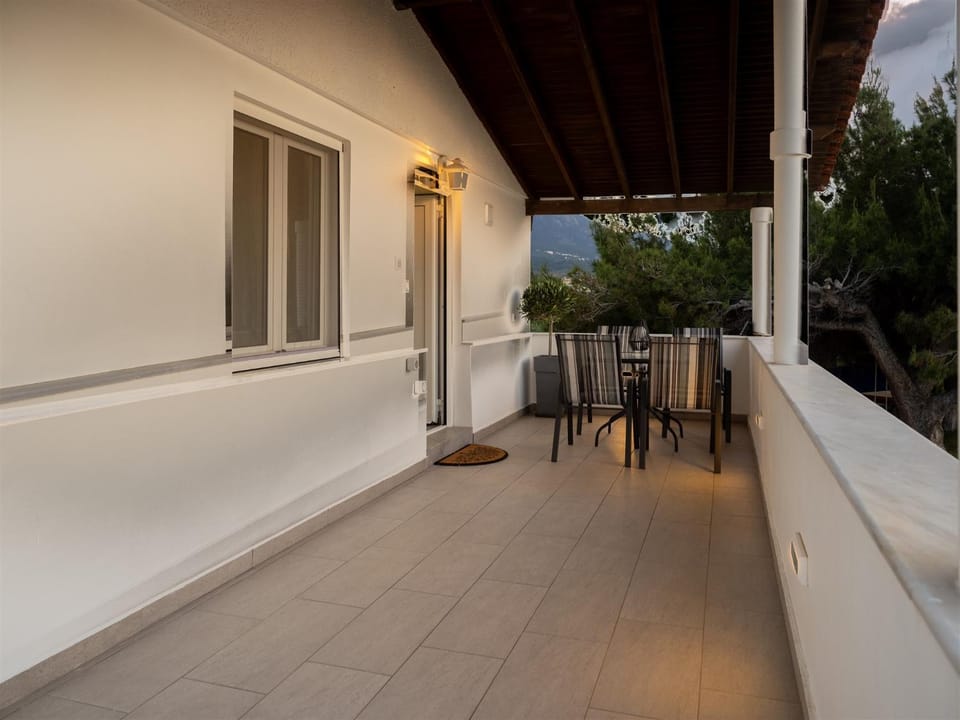 Property building, Facade/entrance, Balcony/Terrace