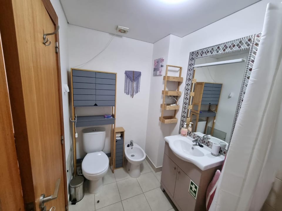 Shower, Toilet, Bathroom, bidet, towels