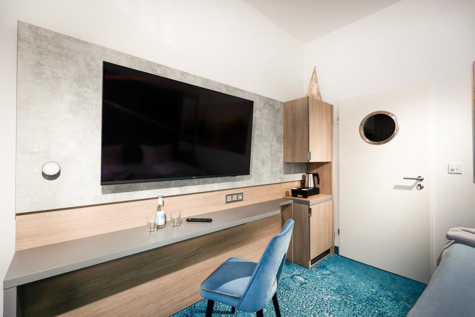 TV and multimedia, Coffee/tea facilities, Evening entertainment, locker, minibar