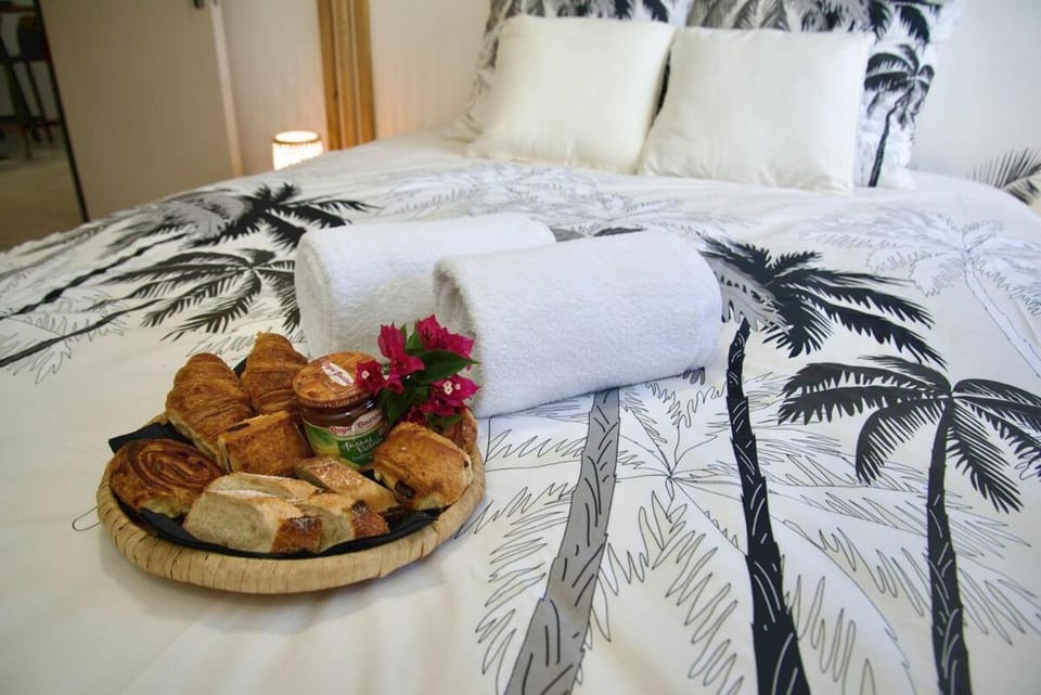 Bed, Photo of the whole room, Bedroom, Breakfast, Continental breakfast