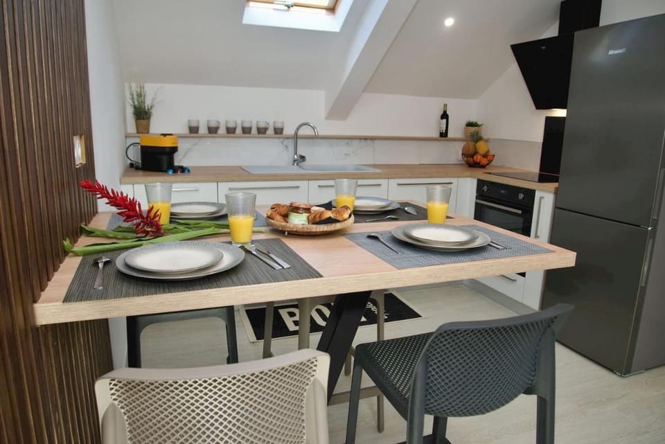 Kitchen or kitchenette, Dining area
