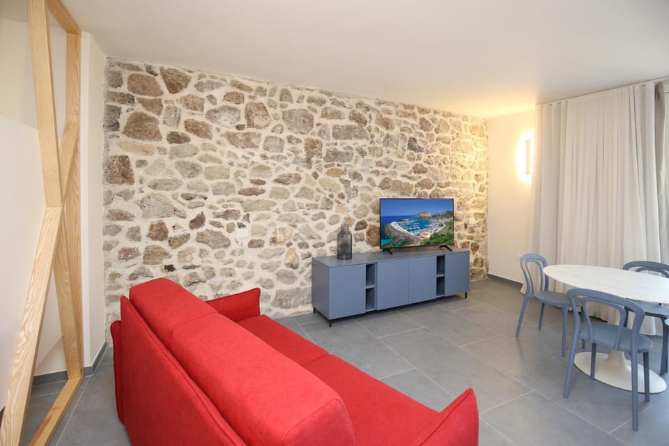 TV and multimedia, Living room, Seating area, Dining area