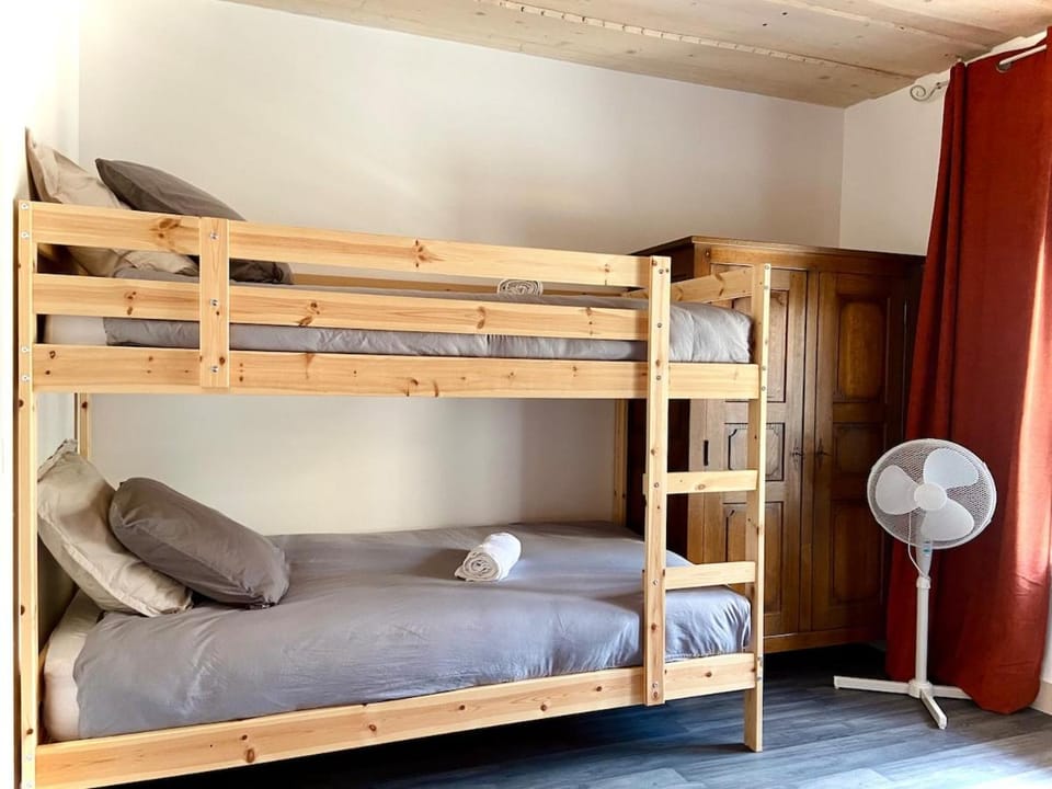Bedroom, bunk bed