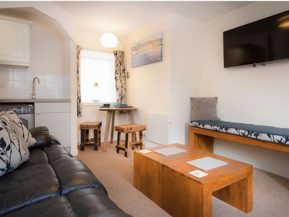 Mercury Holiday Homes - 1 Bedroom Alexander Courtyard-Free Parking Apartment in Inverness