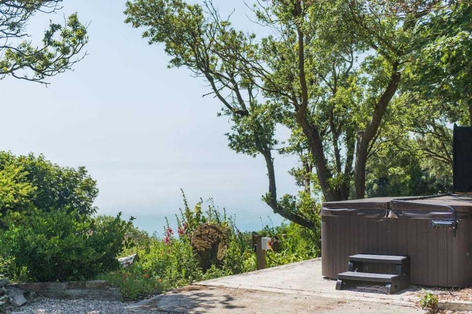 Dolphins Leap by Keepers Cottages House in Dover District