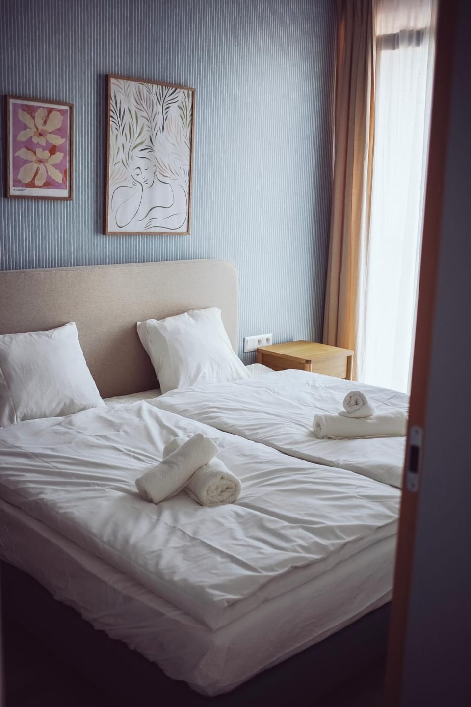 Bed, Bedroom, towels