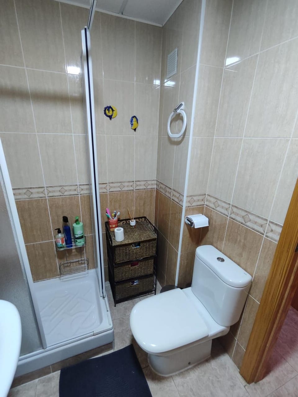 Shower, Toilet, Bathroom, bidet, towels