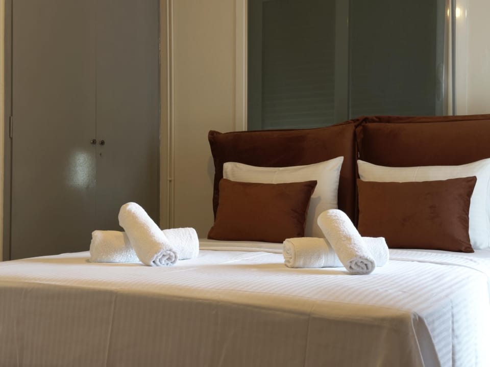 Bed, towels
