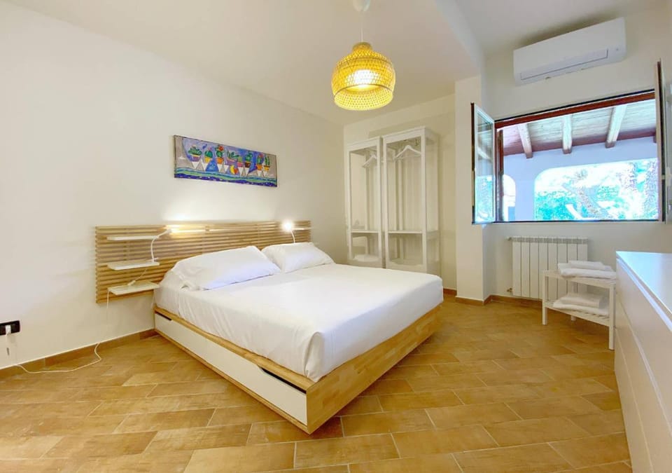 Bed, Photo of the whole room, Bedroom, air conditioner