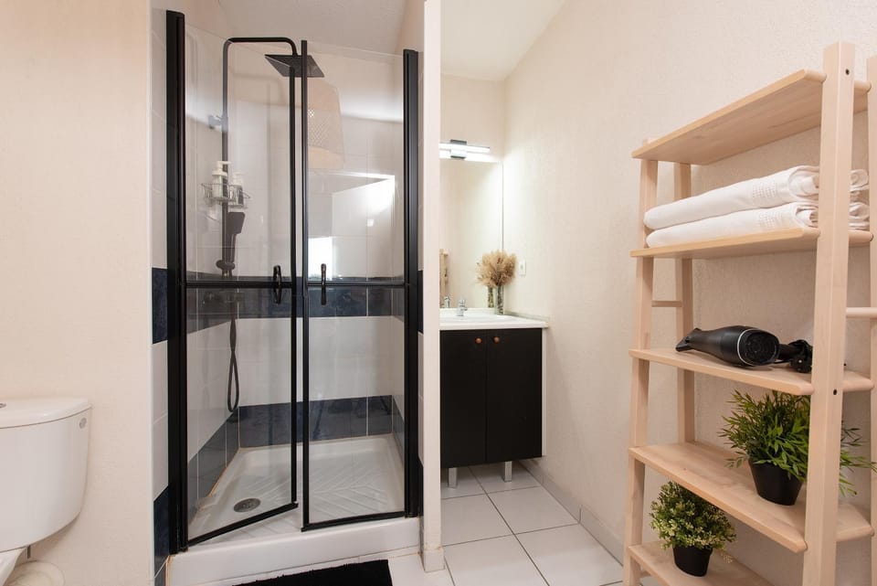 Shower, Bathroom, towels