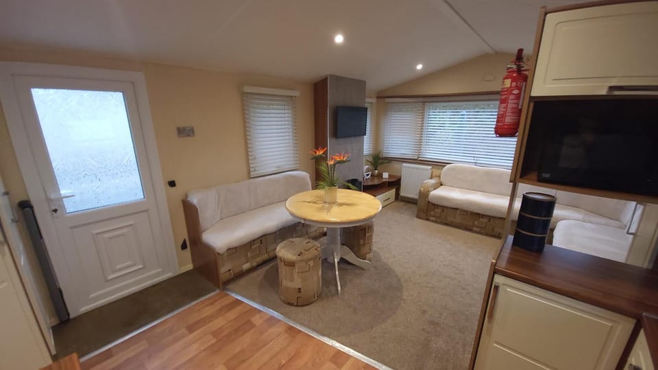 TV and multimedia, Kitchen or kitchenette, Living room, Seating area, Dining area